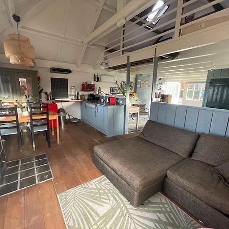 Hank Holiday Cottage De Garage Inn מראה חיצוני תמונה