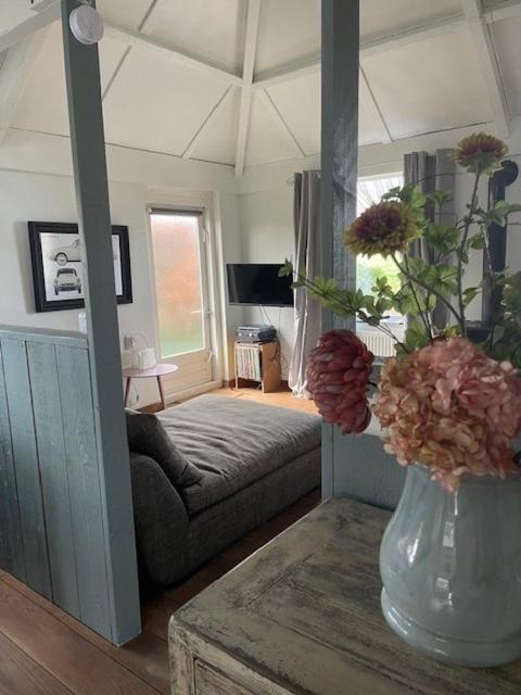 Hank Holiday Cottage De Garage Inn מראה חיצוני תמונה