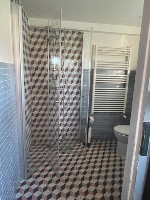 Hank Holiday Cottage De Garage Inn מראה חיצוני תמונה