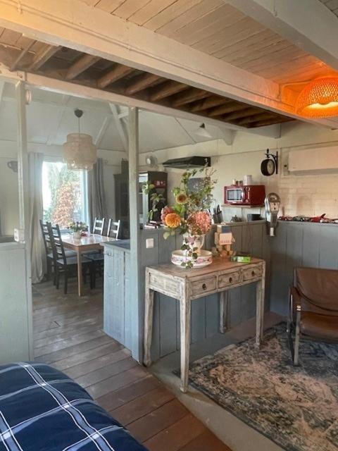 Hank Holiday Cottage De Garage Inn מראה חיצוני תמונה
