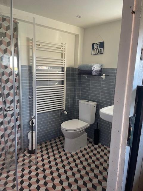 Hank Holiday Cottage De Garage Inn מראה חיצוני תמונה